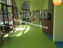 地板施工專業指南：強化地板與防靜電地板施工工藝